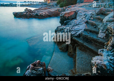 Tramonto su Novi Vinodolski beach, Croazia. Esposizione lunga Foto Stock