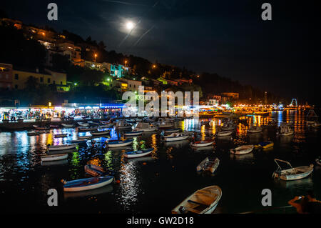 Bella Rabac spiaggia di notte con la luna piena, Croazia Foto Stock