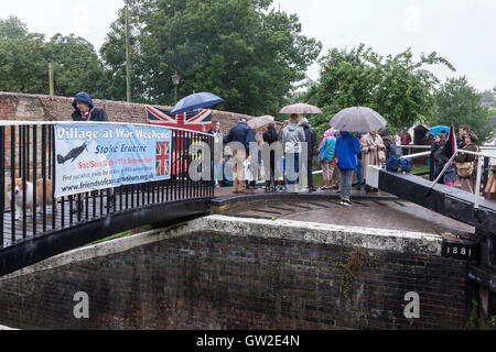 Stoke Bruerne villaggio alla guerra. Northamptonshire. 10 settembre 2016. 1940 Storia viva display attraverso il villaggio nel corso del fine settimana, con molto bagnato primo giorno portando ad un minor numero di persone previsto, le previsioni per domani è molto meglio. Foto Stock