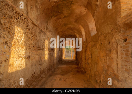 Un tunnel sotterraneo utilizzato nella villa Adriana vicino a Tivoli, Roma, Italia Foto Stock