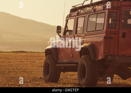 Carrello auto su offroad ,sentiero di avventura Foto Stock