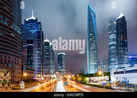 Shanghai Lujiazui Finance e Shanghai zona commerciale della città moderna di notte in Cina a Shanghai. Foto Stock