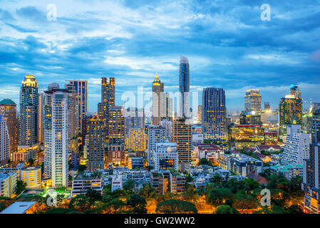 Bangkok City grattacieli e dello skyline di Bangkok di notte a Bangkok, in Thailandia Foto Stock