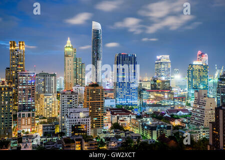 Bangkok skyline della città ed il grattacielo di notte a Bangkok, Tailandia Foto Stock