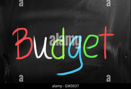 Manoscritte di bilancio con gesso su una lavagna Foto Stock