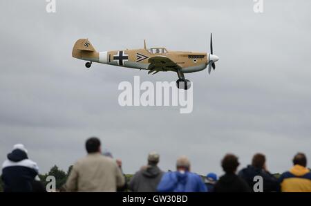 Un Hispano Buchon (Messerschmitt Bf 109) vola sopra la folla durante il Duxford Air Show 2016 presso l'Imperial War Museum di Duxford, Cambridgeshire. Foto Stock