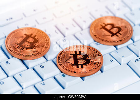 Bitcoins sulla tastiera del computer, moneta virtuale Foto Stock