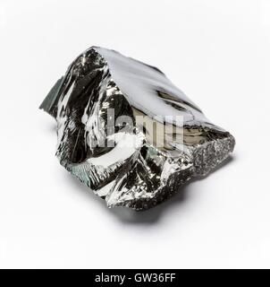 Il germanio, macrophotograph. Campione dell'elemento metalloide germanio (Ge). Il germanio è un lustri, disco, grigio-bianco metalloide nel gruppo carbonio chimicamente simile al suo gruppo di paesi vicini di stagno e silicio. Il germanio è un importante tappeto di semiconduttore Foto Stock