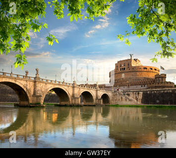Il castello e il ponte di angeli in Italia, Roma Foto Stock