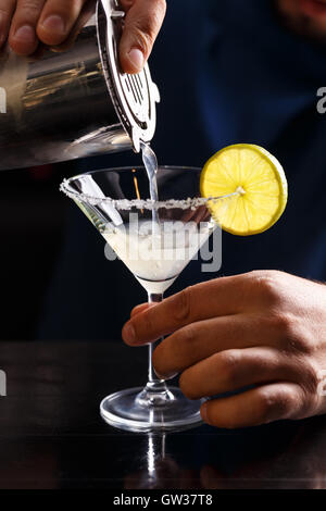 Cocktail Margarita shot su un bancone bar in un night club Foto Stock