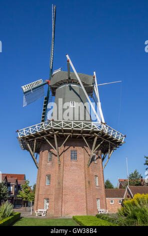 Mulino a vento Meyers Mühle nel centro storico di Papenburg, Germania Foto Stock
