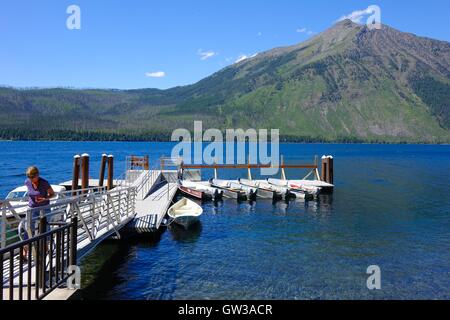 Dock in barca sul Lago di McDonald, il Glacier National Park Montana Foto Stock