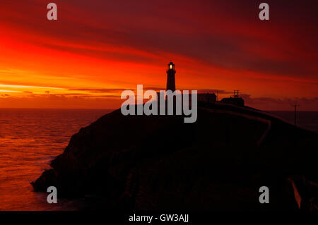 Faro di South Stack al tramonto, isola di Anglesey, Foto Stock