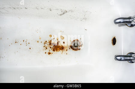 Un vecchio, arrugginito abbandonato lo smalto di una vasca da bagno. Foto Stock