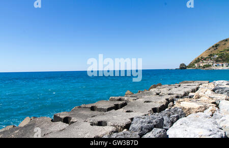 Costa calabrese, Italia, panorama con frangiflutti e mare Foto Stock