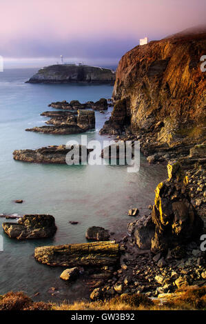 A sud del faro di stack e scogliere Foto Stock