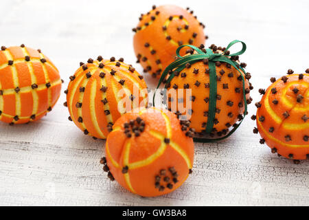 Spiced orange pomander sfere, profumate decorazioni di Natale Foto Stock