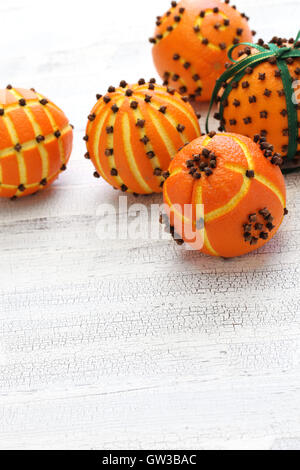 Spiced orange pomander sfere, profumate decorazioni di Natale Foto Stock