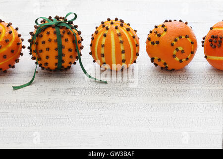 Spiced orange pomander sfere, profumate decorazioni di Natale Foto Stock