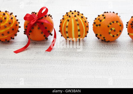 Spiced orange pomander sfere, profumate decorazioni di Natale Foto Stock