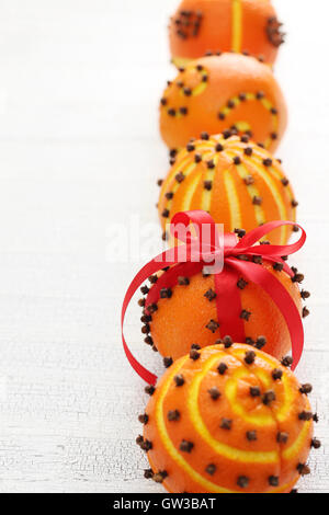 Spiced orange pomander sfere, profumate decorazioni di Natale Foto Stock