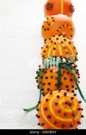 Spiced orange pomander sfere, profumate decorazioni di Natale Foto Stock