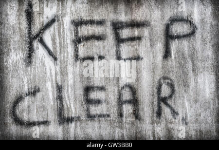 Grezzo dipinte a mano 'Tenere sgombra l' segno sbiadito sulla tavola di legno. Foto Stock