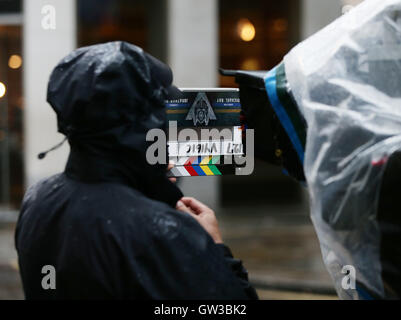 Un clapperboard durante le riprese del film Transformers: l'Ultimo Cavaliere, nella città di Londra. Foto Stock