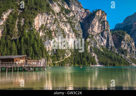 Il Lago di Braies, o il Lago di Braies, il Lago di Braies nelle Alpi Italiane Foto Stock