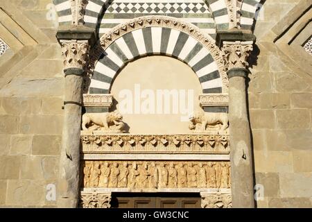 Dettaglio di San Bartolomeo in Pantano chiesa facciata, a Pistoia, Italia. Foto Stock