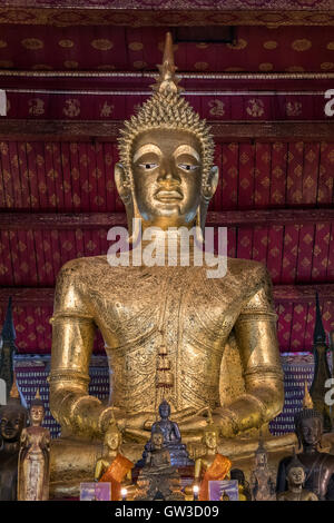 Dorare il Buddha seduto nella posizione del loto, Wat Mai tempio, Luang Prabang, Laos Foto Stock