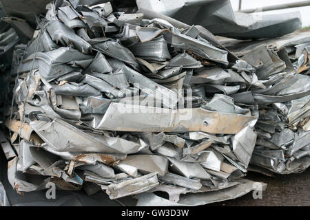 Rifiuti di alluminio sul carrello preparare per il riciclo Foto Stock