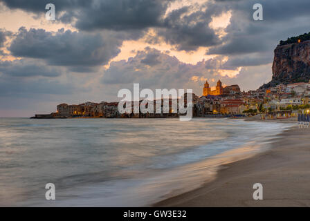 La spiaggia di Cefalù in Sicilia prima del sorgere del sole Foto Stock