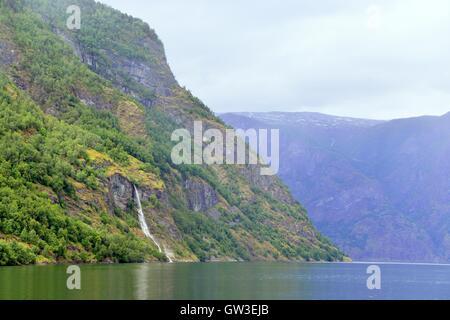 Cascata a Naeroyfjord in Norvegia Foto Stock