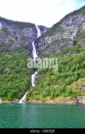 Cascata a Naeroyfjord in Norvegia Foto Stock