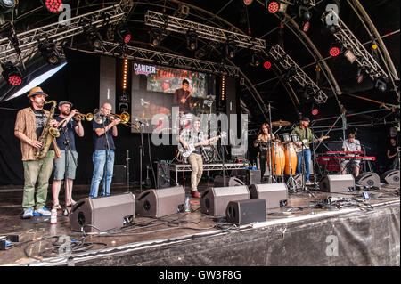 Buffalo fratelli giocare a 'Il Lakeside Stage" Camper chiamando, Ragley Hall, Alcester Warwickshire. Regno Unito 28 agosto 2016 Foto Stock