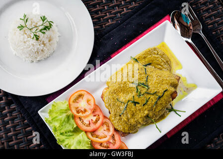 Thai di filetto di pesce con asian green salsa al curry e farina di riso Foto Stock