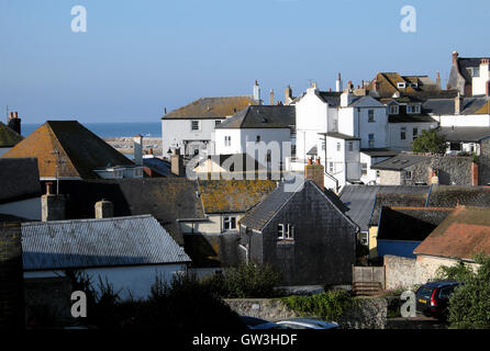 Una vista sui tetti di Lyme Regis case che guarda verso il mare e Cobb nel Dorset, Regno Unito Inghilterra KATHY DEWITT Foto Stock