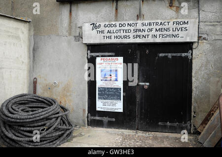 Proverbio assiro 'gli dèi non sottrarre le assegnazioni Span la vita degli uomini' a Lyme Regis Harbour Dorset UK KATHY DEWITT Foto Stock