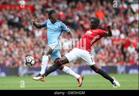 Manchester City's Kelechi Iheanacho (sinistra) e il Manchester United Eric Bailly (destra) battaglia per la palla durante il match di Premier League a Old Trafford, Manchester. Foto Stock