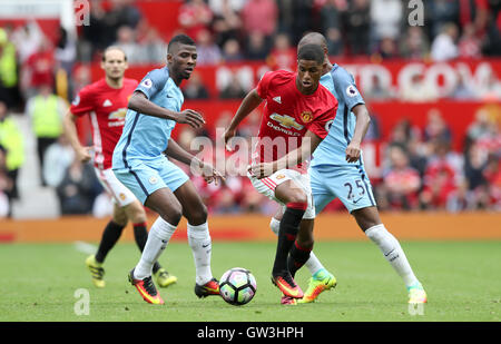 Il Manchester United Rashford Marcus (centro) e Manchester City's Kelechi Iheanacho (sinistra) e Fernandinho (destra) battaglia per la palla durante il match di Premier League a Old Trafford, Manchester. Foto Stock