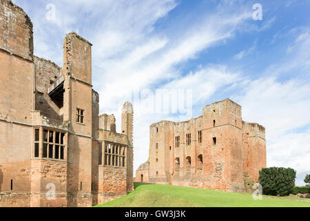 Il Castello di Kenilworth con Leicester torre sulla sinistra e il Normanno tenere, destra, Kenilworth, Warwickshire, Inghilterra, Regno Unito Foto Stock