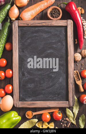 Menu vecchia blackboard e ingredienti Foto Stock