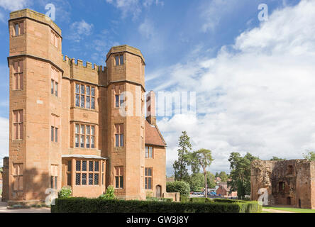 Leicester il Gatehouse costruito nel 1570's e l'ingresso al Castello di Kenilworth, Kenilworth, Warwickshire, Inghilterra, Regno Unito Foto Stock