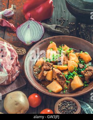 La carne di maiale e lo stufato di patate stile rustico Foto Stock