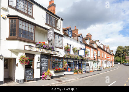 Attraenti negozi e pub a 'La Collina del Castello", Kenilworth, Warwickshire, Inghilterra, Regno Unito Foto Stock