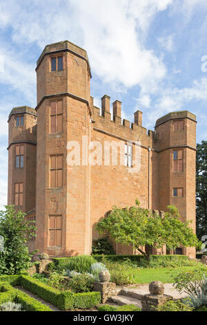 Leicester il Gatehouse costruito nel 1570's e l'ingresso al Castello di Kenilworth, Kenilworth, Warwickshire, Inghilterra, Regno Unito Foto Stock