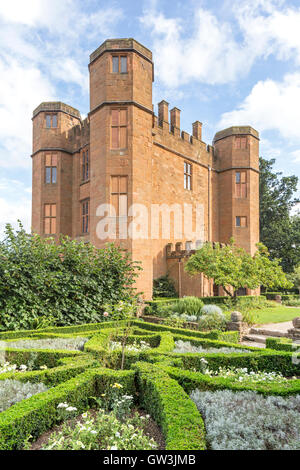 Leicester il Gatehouse costruito nel 1570's e l'ingresso al Castello di Kenilworth, Kenilworth, Warwickshire, Inghilterra, Regno Unito Foto Stock