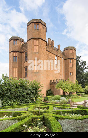 Leicester il Gatehouse costruito nel 1570's e l'ingresso al Castello di Kenilworth, Kenilworth, Warwickshire, Inghilterra, Regno Unito Foto Stock