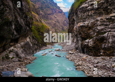 Paesaggio Montagne veloci escursioni sul fiume Himalaya.Bella Vista Cascate di fine stagione estiva sfondo.Green Threes nuvoloso cielo blu rocce montane nessuno Image.la foto in orizzontale. Foto Stock